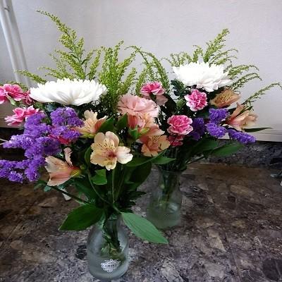 白輪菊に、カーネーション・アルストロメリア・スターチス・季節の葉物の花束です。 |  | 04