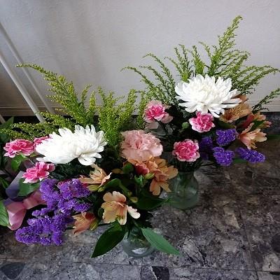 白輪菊に、カーネーション・アルストロメリア・スターチス・季節の葉物の花束です。 |  | 05