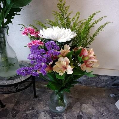 白輪菊に、カーネーション・アルストロメリア・スターチス・季節の葉物の花束です。 |  | 07