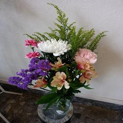 白輪菊に カーネーション アルストロメリア スターチス 季節の葉物の花束です 185 フラワーショップ Calla 通販 Yahoo ショッピング