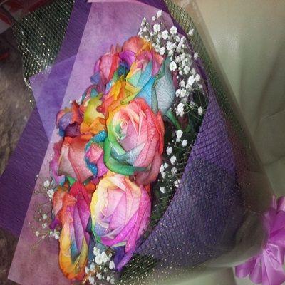 10本のレインボーローズとカスミソウの花束を特別な日のサプライズの贈り物に！（*^_^*） |  | 03