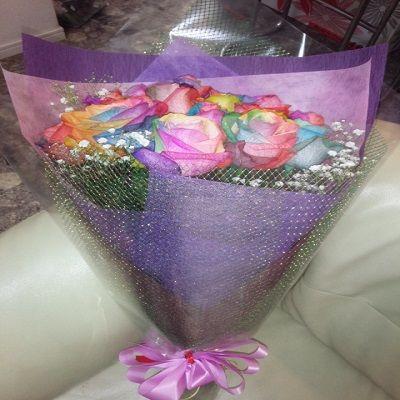 10本のレインボーローズとカスミソウの花束を特別な日のサプライズの贈り物に！（*^_^*） |  | 04