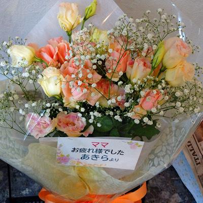 サーモンオレンジ系の暖かみのある花束を贈りものに！ |  | 02