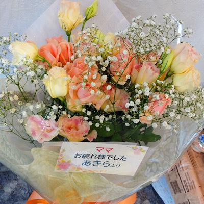 サーモンオレンジ系の暖かみのある花束を贈りものに！ |  | 05