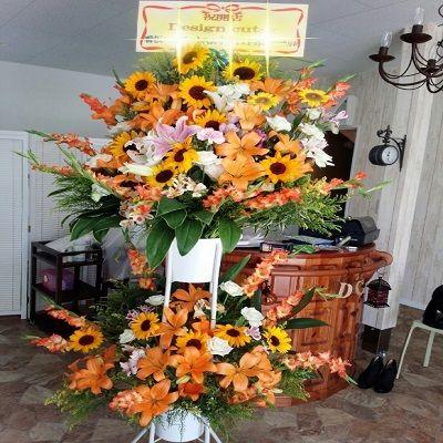 オレンジのユリがメインで他、季節のお花をミックスさせた豪華な、お祝いスタンド２段☆ |  | 01