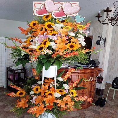 オレンジのユリがメインで他、季節のお花をミックスさせた豪華な、お祝いスタンド２段☆ |  | 02