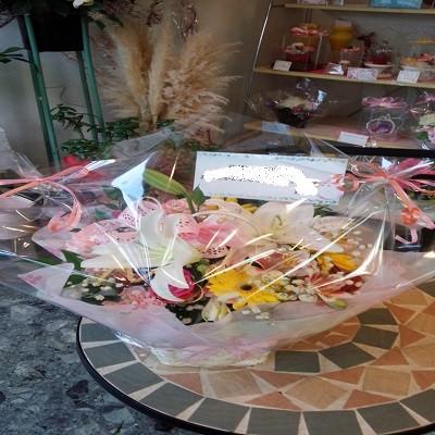 Happy色（*^_^*）季節のお花とユリを使った＊アレンジバスケット☆スタッフおまかせ￥5200円！！ |  | 01