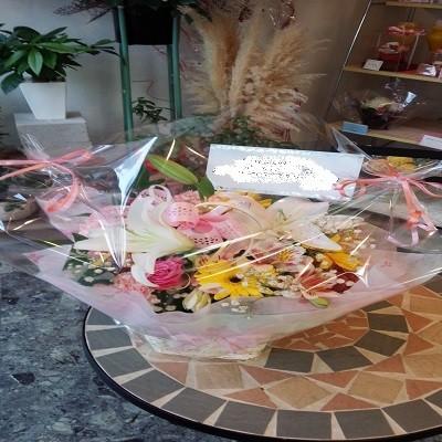 Happy色（*^_^*）季節のお花とユリを使った＊アレンジバスケット☆スタッフおまかせ￥5200円！！ |  | 02