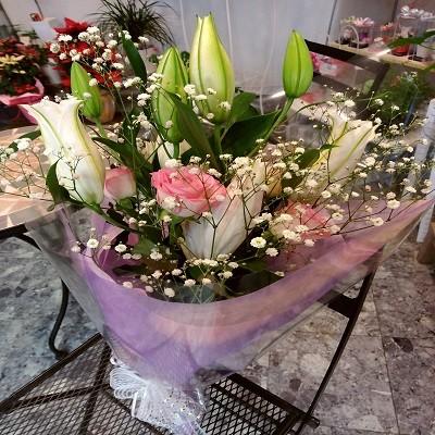 ボリュームのあるカサブランカと可愛らしいピンクのバラとカスミソウがいっぱいの花束にメッセージを添えて贈り物に！ |  | 01