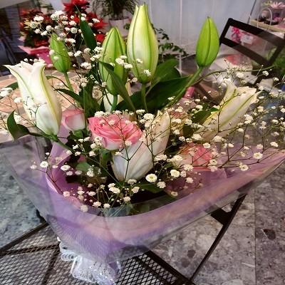 ボリュームのあるカサブランカと可愛らしいピンクのバラとカスミソウがいっぱいの花束にメッセージを添えて贈り物に！ |  | 02