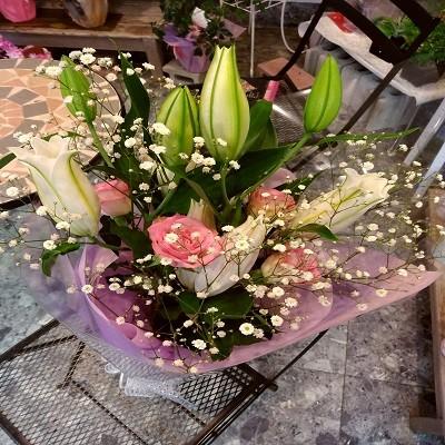 ボリュームのあるカサブランカと可愛らしいピンクのバラとカスミソウがいっぱいの花束にメッセージを添えて贈り物に！ |  | 03