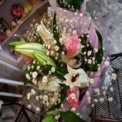 ボリュームのあるカサブランカと可愛らしいピンクのバラとカスミソウがいっぱいの花束にメッセージを添えて贈り物に！ |  | 04