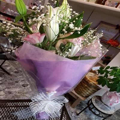 ボリュームのあるカサブランカと可愛らしいピンクのバラとカスミソウがいっぱいの花束にメッセージを添えて贈り物に！ |  | 05