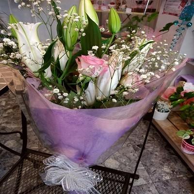 ボリュームのあるカサブランカと可愛らしいピンクのバラとカスミソウがいっぱいの花束にメッセージを添えて贈り物に！ |  | 06