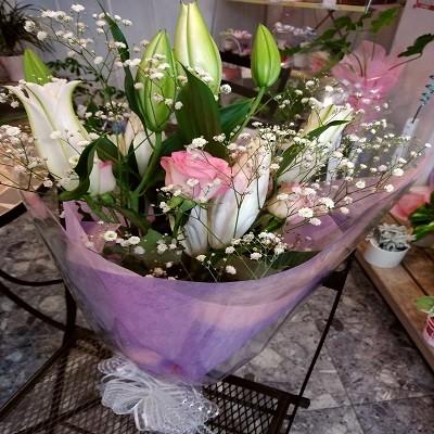 ボリュームのあるカサブランカと可愛らしいピンクのバラとカスミソウがいっぱいの花束にメッセージを添えて贈り物に！ |  | 07