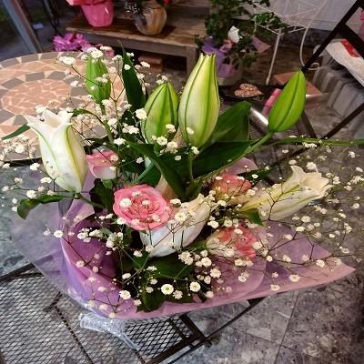 ボリュームのあるカサブランカと可愛らしいピンクのバラとカスミソウがいっぱいの花束にメッセージを添えて贈り物に！ |  | 08