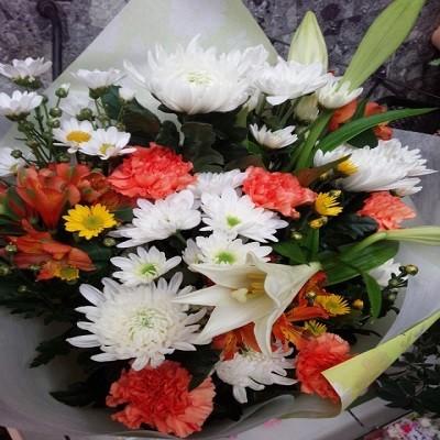 白いユリ・白輪菊・黄色・白小菊などをｍｉｘした供花の花束をお届けします。 | 