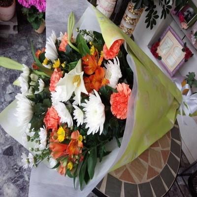 白いユリ・白輪菊・黄色・白小菊などをｍｉｘした供花の花束をお届けします。 |  | 01