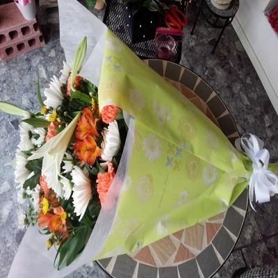 白いユリ・白輪菊・黄色・白小菊などをｍｉｘした供花の花束をお届けします。 |  | 02