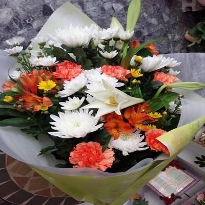 白いユリ・白輪菊・黄色・白小菊などをｍｉｘした供花の花束をお届けします。 |  | 03