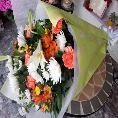 白いユリ・白輪菊・黄色・白小菊などをｍｉｘした供花の花束をお届けします。 |  | 04