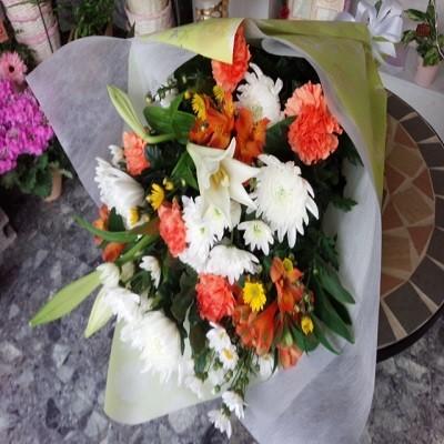 白いユリ・白輪菊・黄色・白小菊などをｍｉｘした供花の花束をお届けします。 |  | 05