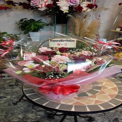 赤とピンク系の２色のフラワーアレンジ♪☆花種はスタッフにおまさせ☆ |  | 02