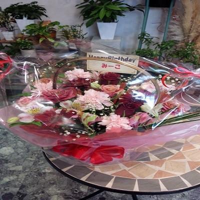 赤とピンク系の２色のフラワーアレンジ♪☆花種はスタッフにおまさせ☆ |  | 05