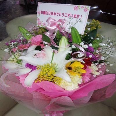 白色の存在感のあるカサブランカと季節のお花を取り入れた！可愛らしい花束です。 | 