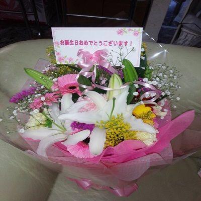 白色の存在感のあるカサブランカと季節のお花を取り入れた！可愛らしい花束です。 |  | 01