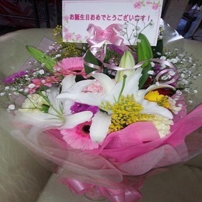 白色の存在感のあるカサブランカと季節のお花を取り入れた！可愛らしい花束です。 |  | 02