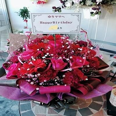 シックでオシャレに見栄えする赤 赤紫 濃いピンクなど季節の花がたくさんの花籠にメッセージを添えて贈り物に 60 フラワーショップ Calla 通販 Yahoo ショッピング