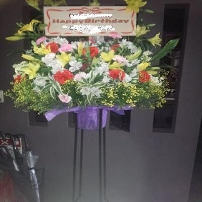 季節の旬な花がたくさんのフラワースタンド！花色・花種スタッフおまかせ生花スタンド１段をお届けします☆ |  | 10