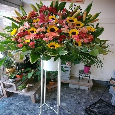 季節の旬な花がたくさんのフラワースタンド！花色・花種スタッフおまかせ生花スタンド１段をお届けします☆ |  | 02