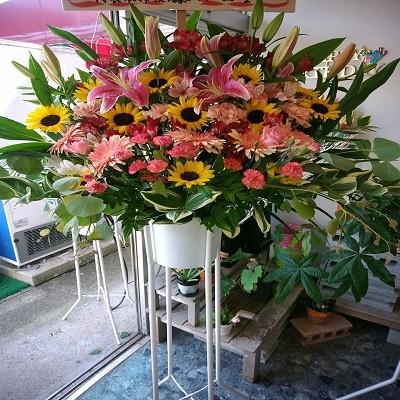 季節の旬な花がたくさんのフラワースタンド！花色・花種スタッフおまかせ生花スタンド１段をお届けします☆ |  | 07