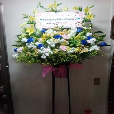 季節の旬な花がたくさんのフラワースタンド！花色・花種スタッフおまかせ生花スタンド１段をお届けします☆ |  | 09