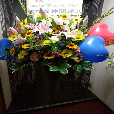 ハートのバルーン付き豪華スタンド生花1段☆￥18890円！！花種は季節の旬なお花で飾ります☆ 