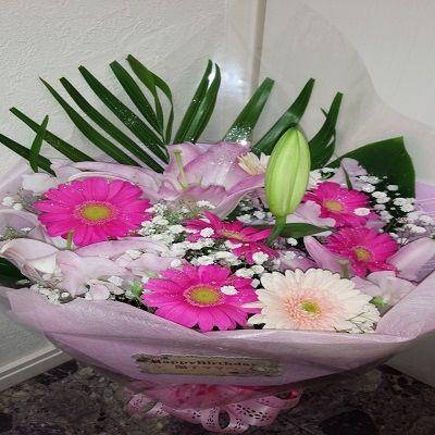 可愛いピンク色のお花の花束を大切方への贈り物に！ |  | 01