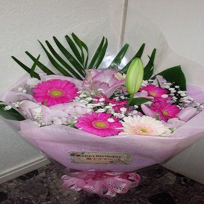 可愛いピンク色のお花の花束を大切方への贈り物に！ |  | 02