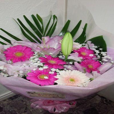 可愛いピンク色のお花の花束を大切方への贈り物に！ |  | 05