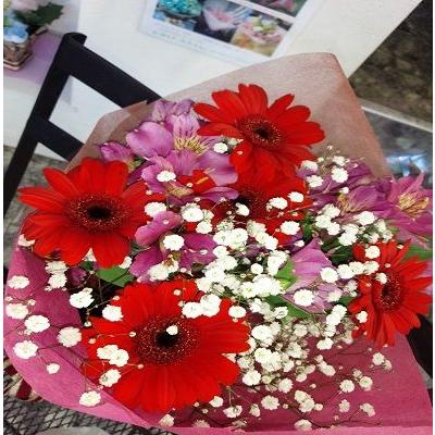 赤いガーベラとカスミ草いっぱいの花束を贈り物に 86 フラワーショップ Calla 通販 Yahoo ショッピング