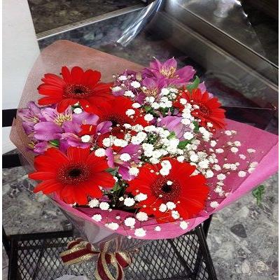 赤いガーベラとカスミ草いっぱいの花束を贈り物に！ |  | 02