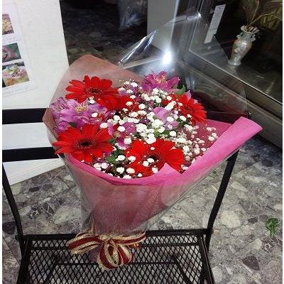 赤いガーベラとカスミ草いっぱいの花束を贈り物に！ |  | 03