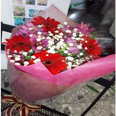 赤いガーベラとカスミ草いっぱいの花束を贈り物に！ |  | 04