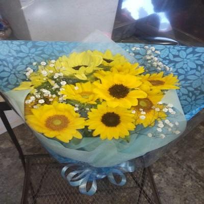 １０本の２種類の【ひまわり】とかずみそうの花束を贈り物に | 