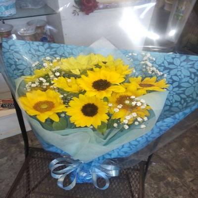 １０本の２種類の【ひまわり】とかずみそうの花束を贈り物に |  | 01