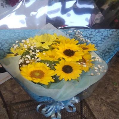 １０本の２種類の【ひまわり】とかずみそうの花束を贈り物に |  | 02