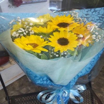 １０本の２種類の【ひまわり】とかずみそうの花束を贈り物に |  | 03