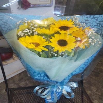 １０本の２種類の【ひまわり】とかずみそうの花束を贈り物に |  | 04