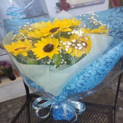 １０本の２種類の【ひまわり】とかずみそうの花束を贈り物に |  | 05